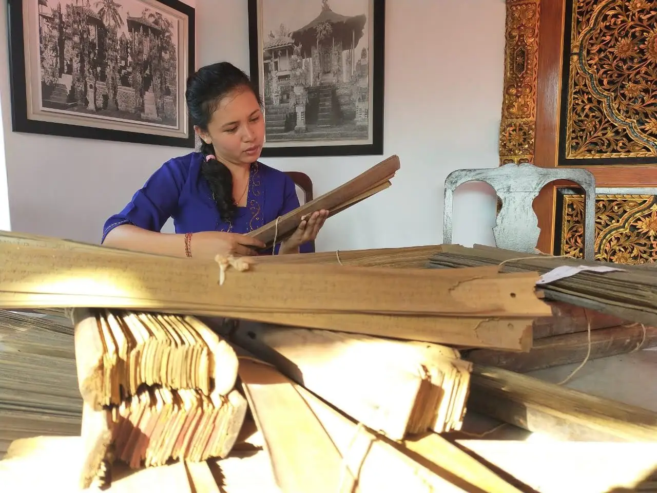 Reading a Balinese lontar palm-leaf manuscript